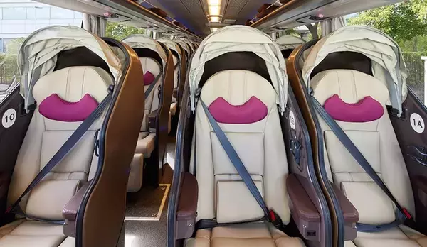 「ホテル高騰の救世主？「WILLER EXPRESS」豪華バスが凄すぎる！ ほぼ個室 気分の夜行バスで「ぐっすり快適に移動」がトレンドに」の画像