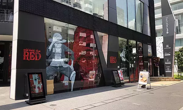 「夏休み後半はメルセデスミーで『ONE PIECE FILM RED』を体感！ フォトスポットにコラボグルメ、ラッピングミニカーTwitterプレゼントも！」の画像