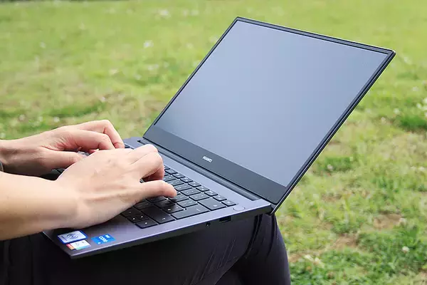 「HUAWEI MateBook 14 2022 最新AMDモデル版はどこが進化したか？ 画面サイズ 冷却性 機動性などをチェック」の画像