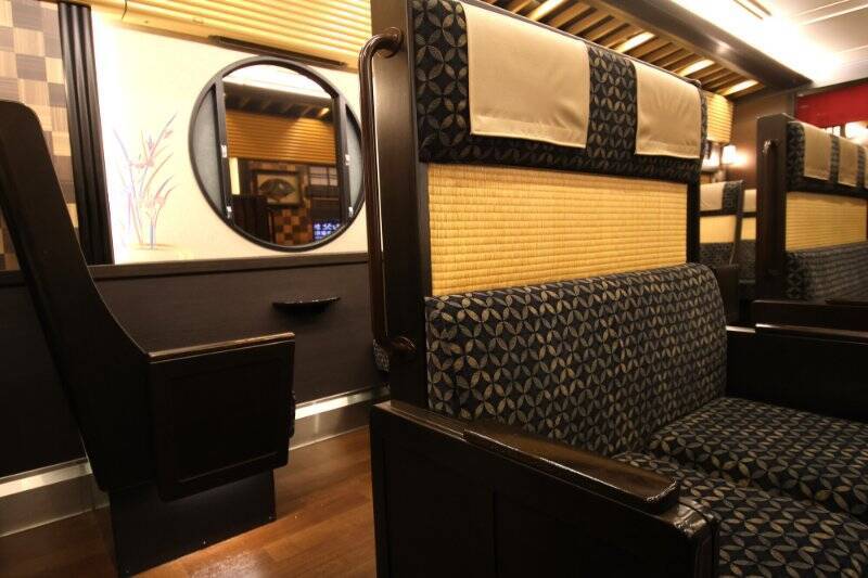 観光列車 “京とれいん雅洛” の豪華な車内を無料体験！阪急･嵐山駅で紅葉シーズンの平日限定で休憩所として開放！