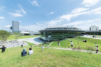 八王子･旧医療刑務所の跡地が巨大公園「桑都の杜」に！ 八王子駅から徒歩10分に “本を借りない図書館”やミュージアム、カフェなど