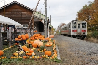 ありがとう留萌本線！秩父別駅前で「ちっぷべつハロウィンステーション」開催　日没後は「かぼちゃランタン」で幻想的な雰囲気に