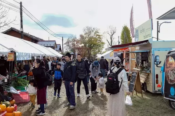 「ありがとう留萌本線！秩父別駅前で「ちっぷべつハロウィンステーション」開催　日没後は「かぼちゃランタン」で幻想的な雰囲気に」の画像
