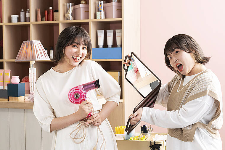 吉川愛と丸山礼の双子ヘア新CM！ 同じ髪型でも予約方法で料金が違うナゼ!?　2人の爆笑オフショット対談も！ ホットペッパービューティー学割