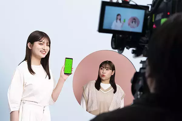 「吉川愛と丸山礼の双子ヘア新CM！ 同じ髪型でも予約方法で料金が違うナゼ!?　2人の爆笑オフショット対談も！ ホットペッパービューティー学割」の画像