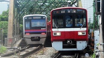 イエローハッピートレインとの出会い期待して路面電車時代の面影残す京急品川駅界わいを歩く【取材ノートから No.16】