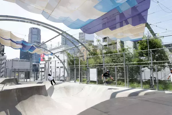 「渋谷駅前に青い改札が出現？ お盆明けの仕事帰りを狙い撃ちする、クーリッシュ5,000個無料配布＆冷気噴射イベントが8月17・18日開催！」の画像