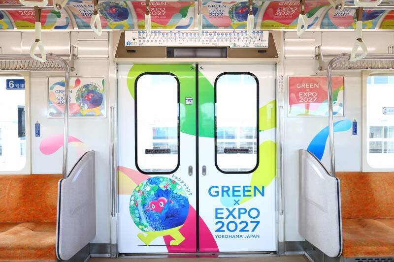 横浜市営地下鉄が「GREEN×EXPO 2027」仕様に！ ブルーラインで出発式開催、マスコット「トゥンクトゥンク」も登場