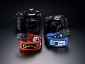 丸ノ内線02系シートが数量限定カメラストラップに！東京メトロ×PENTAXコラボ第2弾、制服の袖章も