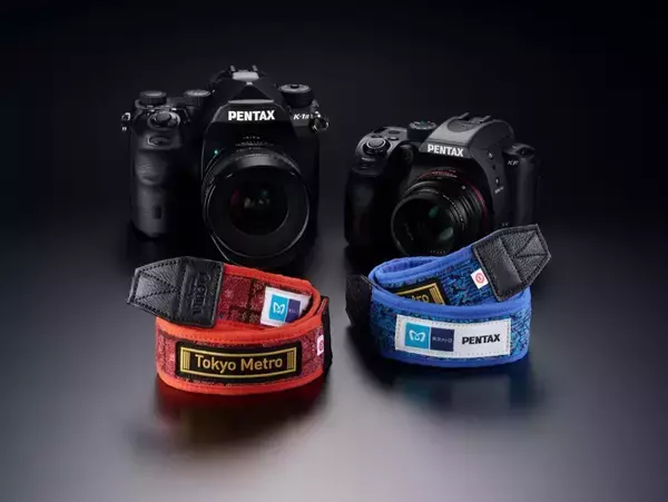 丸ノ内線02系シートが数量限定カメラストラップに！東京メトロ×PENTAXコラボ第2弾、制服の袖章も