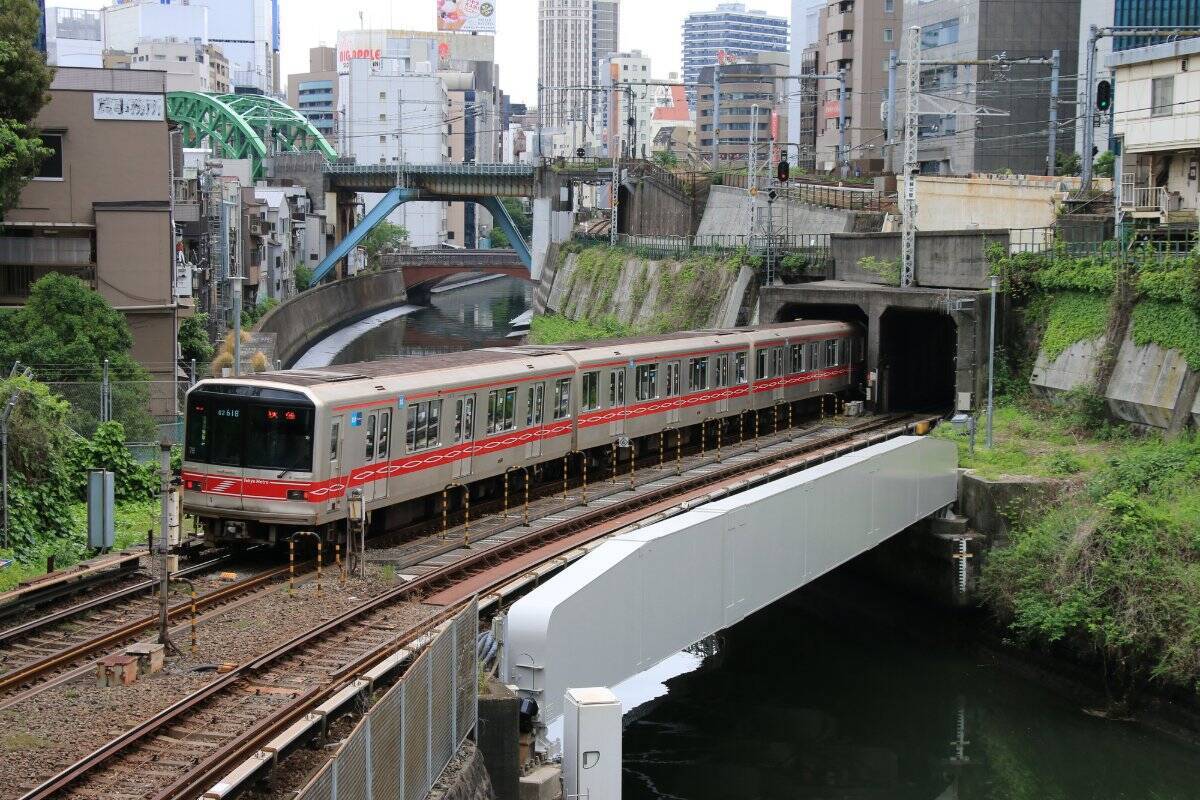 丸ノ内線02系シートが数量限定カメラストラップに！東京メトロ×PENTAXコラボ第2弾、制服の袖章も