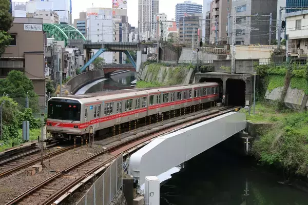 「丸ノ内線02系シートが数量限定カメラストラップに！東京メトロ×PENTAXコラボ第2弾、制服の袖章も」の画像