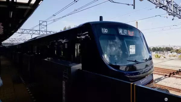 「【試乗レポ】相鉄の新型車両「13000系」公開！3月30日デビューの進化を遂げた”ネイビーブルー”車内設備と最新機能をチェック」の画像