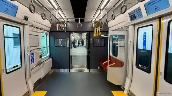 「【試乗レポ】相鉄の新型車両「13000系」公開！3月30日デビューの進化を遂げた”ネイビーブルー”車内設備と最新機能をチェック」の画像