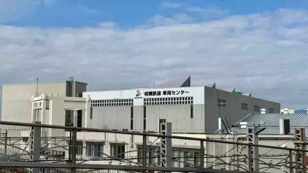 「【試乗レポ】相鉄の新型車両「13000系」公開！3月30日デビューの進化を遂げた”ネイビーブルー”車内設備と最新機能をチェック」の画像