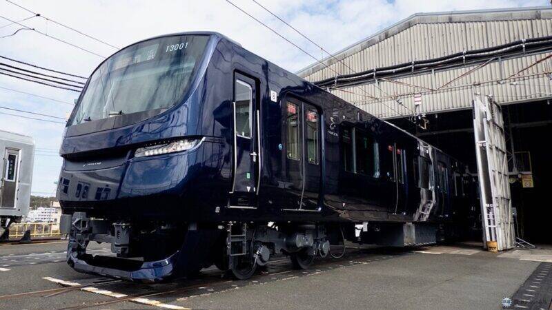 【試乗レポ】相鉄の新型車両「13000系」公開！3月30日デビューの進化を遂げた”ネイビーブルー”車内設備と最新機能をチェック