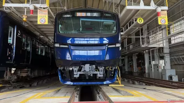 「【試乗レポ】相鉄の新型車両「13000系」公開！3月30日デビューの進化を遂げた”ネイビーブルー”車内設備と最新機能をチェック」の画像