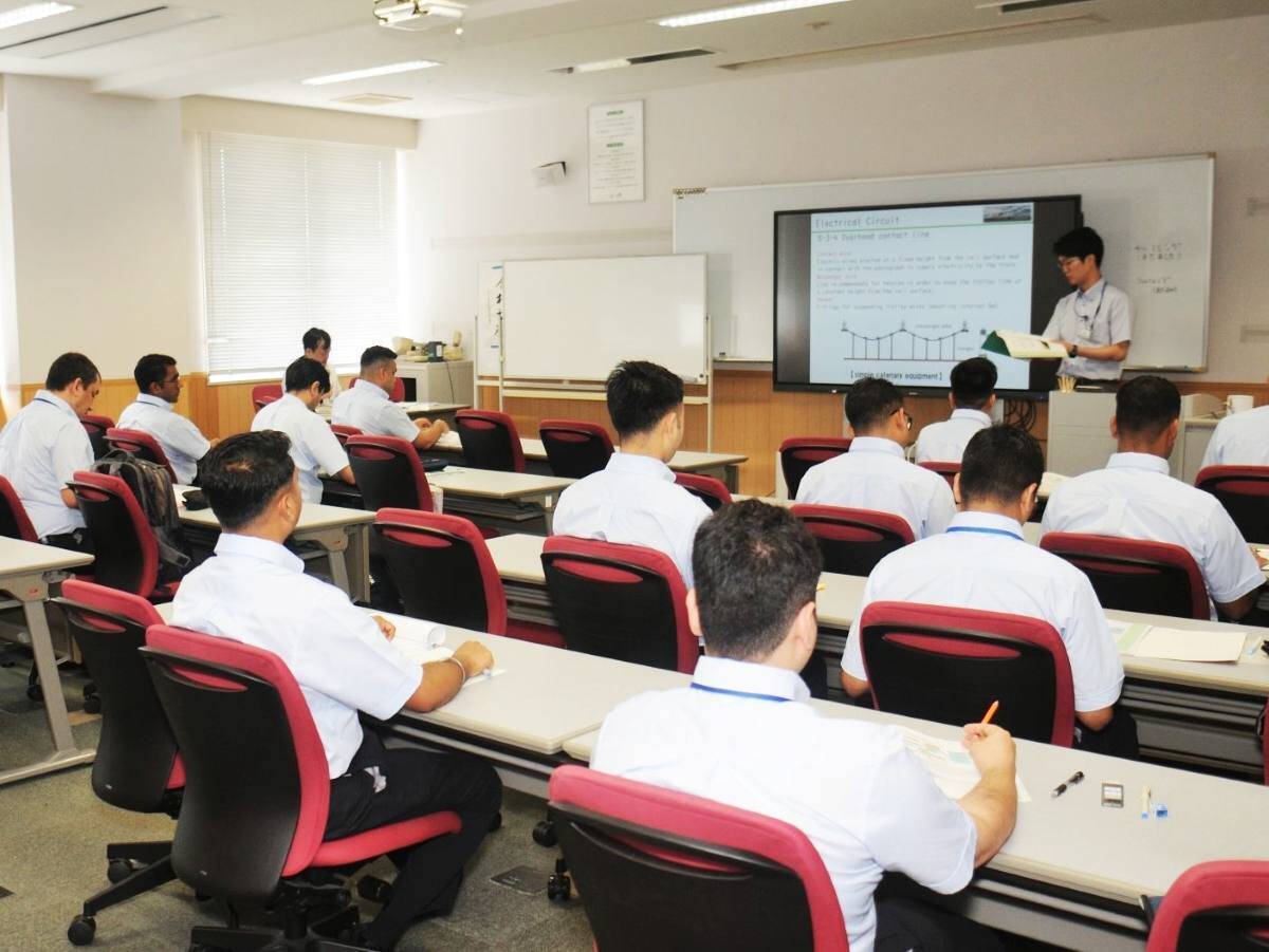 最高時速160キロ走行のインド・デリーの近郊鉄道 運輸総研のセミナーでトップがスピーチ　高速鉄道のこぼれ話もご紹介します【コラム】