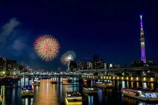 人混みを避けて船上から花火鑑賞！27,500円の「直前割」隅田川花火クルーズはデパ地下グルメも持ち込みOK