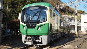 江ノ電、20年ぶりの新型車両「700形」を公開　眺望を意識したこだわりのデザイン