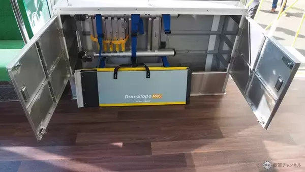 「江ノ電、20年ぶりの新型車両「700形」を公開　眺望を意識したこだわりのデザイン」の画像