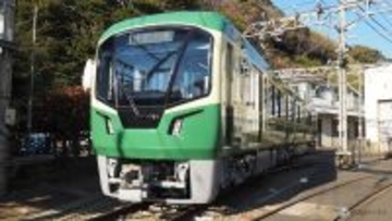 江ノ電、20年ぶりの新型車両「700形」を公開　眺望を意識したこだわりのデザイン