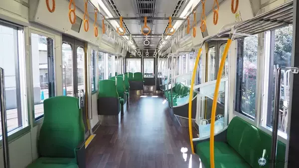 「江ノ電、20年ぶりの新型車両「700形」を公開　眺望を意識したこだわりのデザイン」の画像