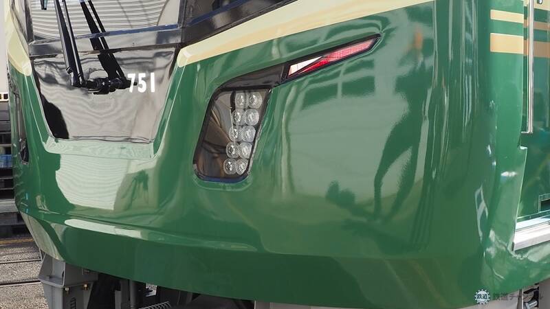 江ノ電、20年ぶりの新型車両「700形」を公開　眺望を意識したこだわりのデザイン