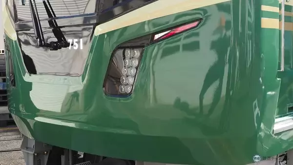 「江ノ電、20年ぶりの新型車両「700形」を公開　眺望を意識したこだわりのデザイン」の画像