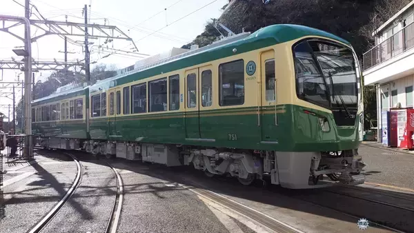 「江ノ電、20年ぶりの新型車両「700形」を公開　眺望を意識したこだわりのデザイン」の画像