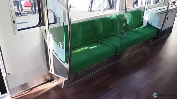 「江ノ電、20年ぶりの新型車両「700形」を公開　眺望を意識したこだわりのデザイン」の画像