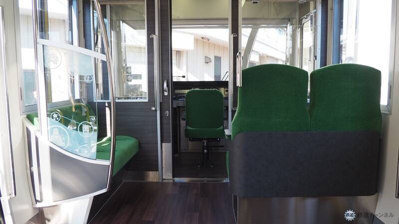 江ノ電、20年ぶりの新型車両「700形」を公開　眺望を意識したこだわりのデザイン