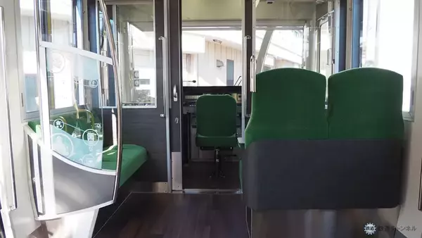 「江ノ電、20年ぶりの新型車両「700形」を公開　眺望を意識したこだわりのデザイン」の画像