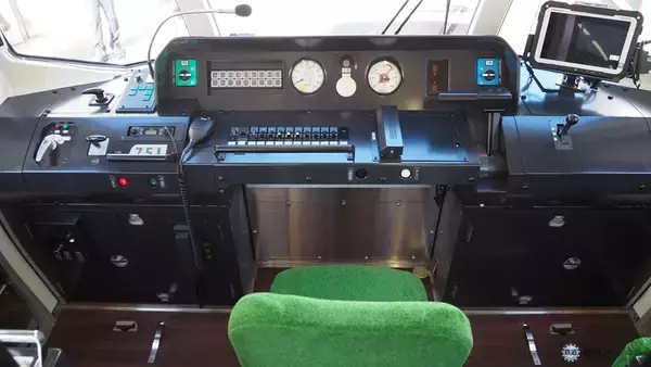 「江ノ電、20年ぶりの新型車両「700形」を公開　眺望を意識したこだわりのデザイン」の画像