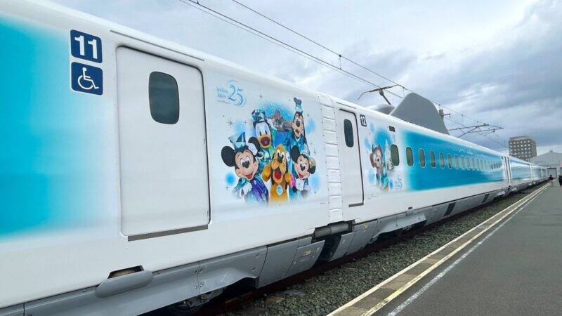 【レポート】 ディズニーシー25周年記念「スパークリングドリーム新幹線」特別な外観や限定車内装飾など、詳細ダイヤも解説！6/19運行開始