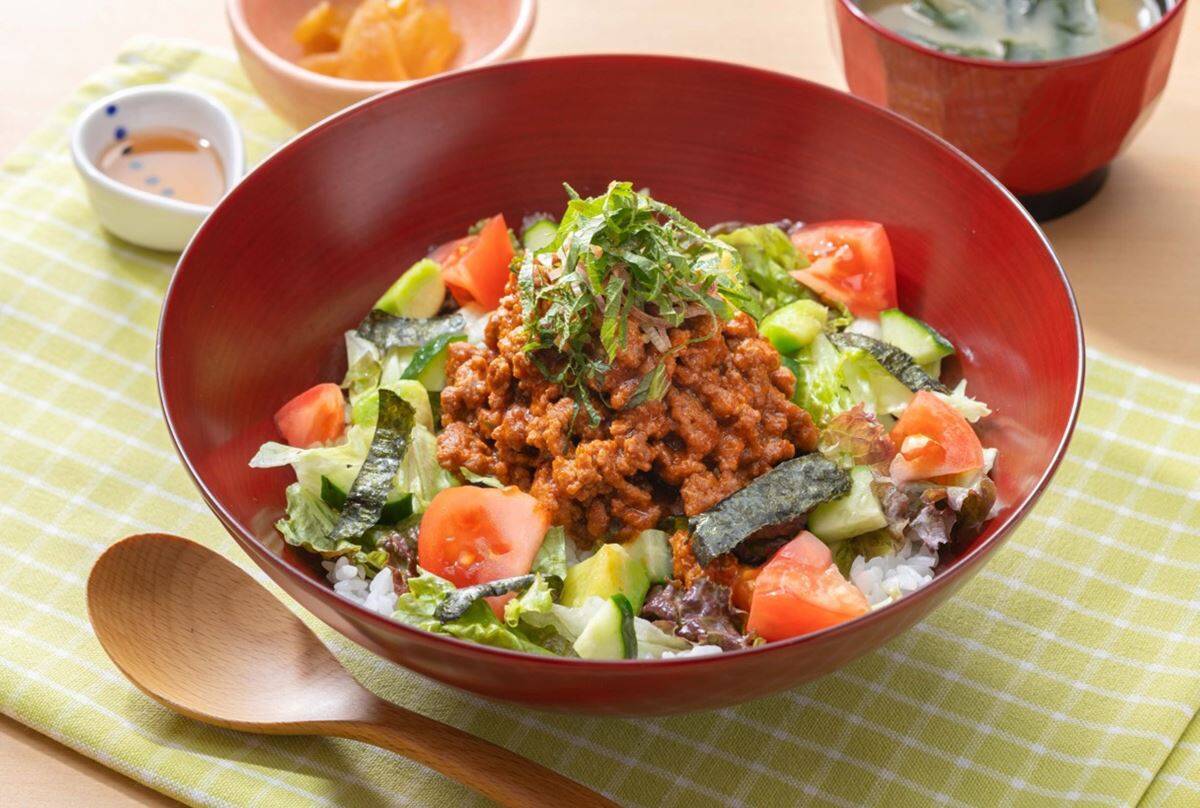 大戸屋の新・期間限定メニューは「豚しんこ」と「和風タコライス」　亜希さんの家庭の味を再現した『愛情めし』が14日から登場！