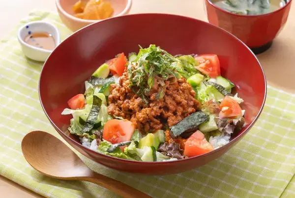 「大戸屋の新・期間限定メニューは「豚しんこ」と「和風タコライス」　亜希さんの家庭の味を再現した『愛情めし』が14日から登場！」の画像