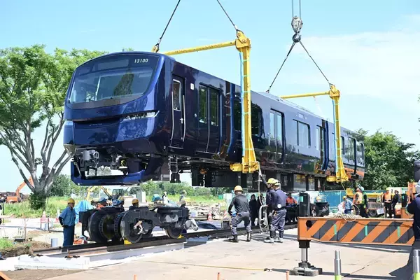 相鉄の最新型車両「13000系」、一般道でGREEN×EXPO 2027会場へ陸送 「SOTETSU PARK」での展示内容まとめ