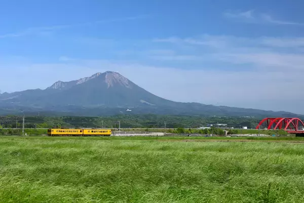 「JR西日本227系「Urara」山陰本線乗り入れ開始！島根に「桃色の風」が吹く、3月14日ダイヤ改正で伯備線の風景が一新」の画像