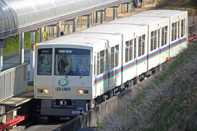 西武山口線に41年ぶりの新型レオライナー「L00系」登場！ライオンズブルーの車両がプロ野球開幕に合わせ運行開始！限定グッズも発売