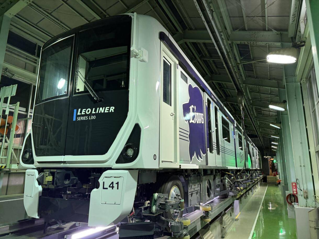 西武山口線に41年ぶりの新型レオライナー「L00系」登場！ライオンズブルーの車両がプロ野球開幕に合わせ運行開始！限定グッズも発売