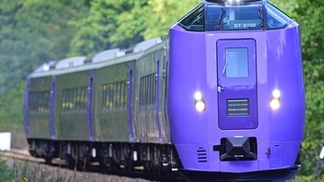 JALのCAが列車でおもてなし！「HOKKAIDO LOVE! ひとめぐり号」2026年もラベンダー編成で運行。鉄道×航空のプロが贈る極上の旅