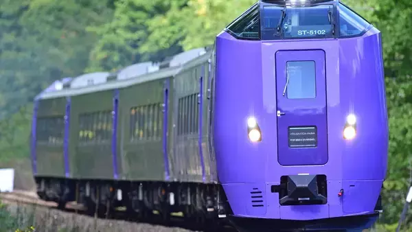 JALのCAが列車でおもてなし！「HOKKAIDO LOVE! ひとめぐり号」2026年もラベンダー編成で運行。鉄道×航空のプロが贈る極上の旅