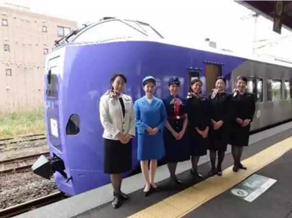 「JALのCAが列車でおもてなし！「HOKKAIDO LOVE! ひとめぐり号」2026年もラベンダー編成で運行。鉄道×航空のプロが贈る極上の旅」の画像