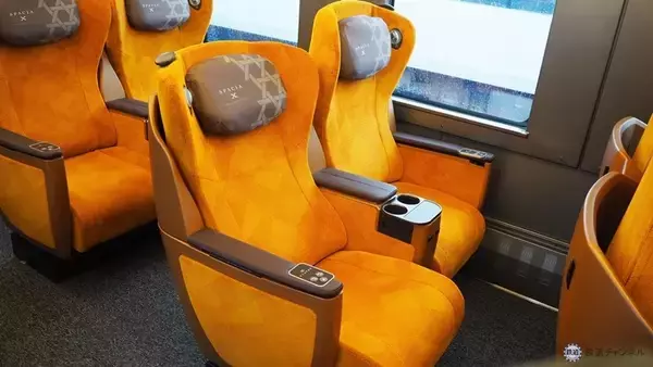 「東武の新型特急N100系「スペーシアX」公開　白い車体に多彩なシートバリエーション」の画像