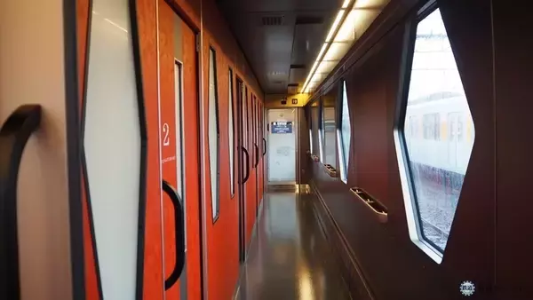 「東武の新型特急N100系「スペーシアX」公開　白い車体に多彩なシートバリエーション」の画像