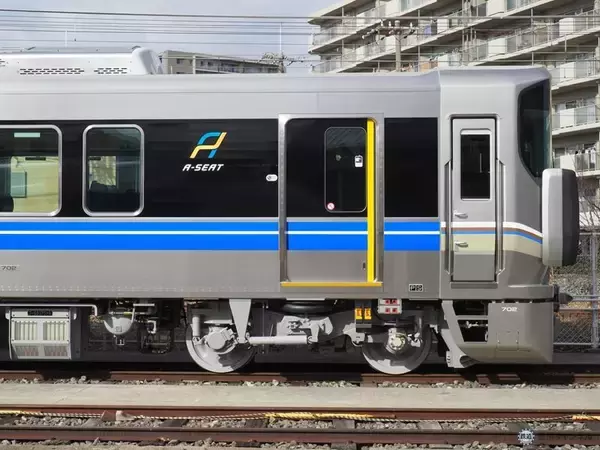 「225系4次車「Aシート」新製車両を公開、3月18日ダイヤ改正から運行開始　JR西日本」の画像