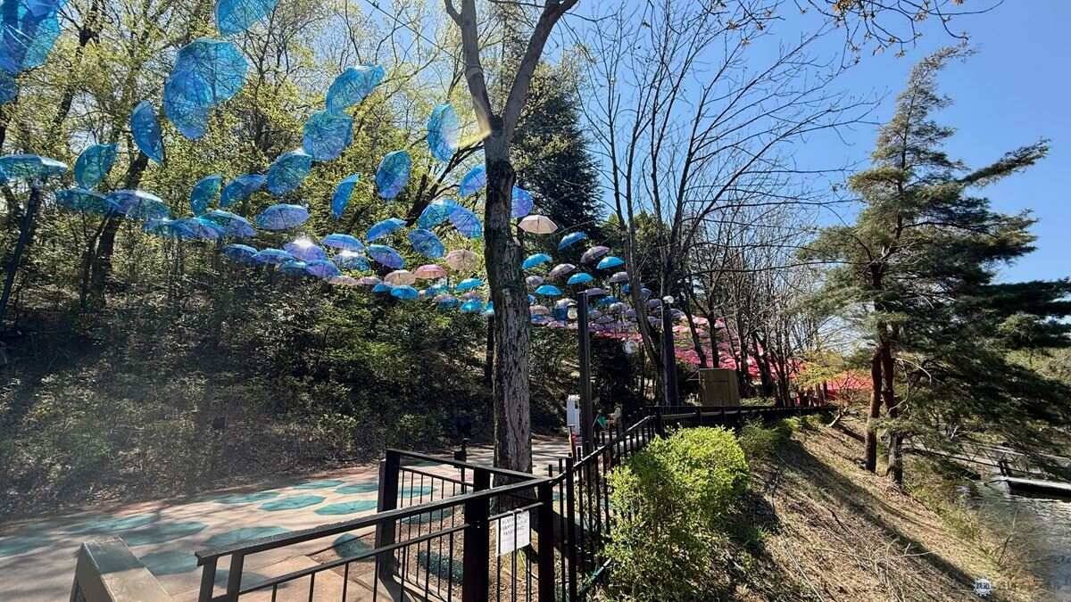 2026年「ムーミン谷とアンブレラ」4/11開幕！ 全長200mの絶景スカイとGWの湖上花火にアクセス情報、東飯能駅の“新オブジェ”まで徹底ガイド