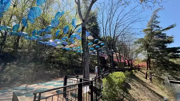 「2026年「ムーミン谷とアンブレラ」4/11開幕！ 全長200mの絶景スカイとGWの湖上花火にアクセス情報、東飯能駅の“新オブジェ”まで徹底ガイド」の画像