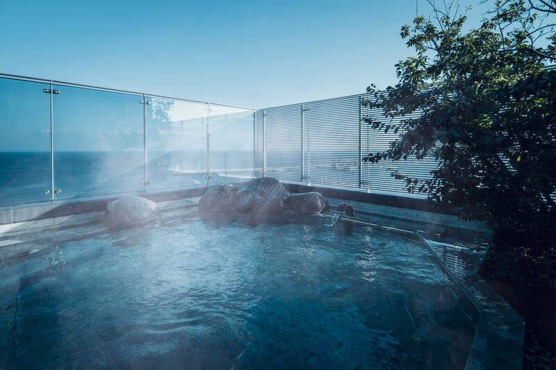 桜が目の前に迫る特等席！ 伊豆の桜名所を巡るオープンバスツアー【2026春】星野リゾート「界」で 究極のお花見体験 3/27開始